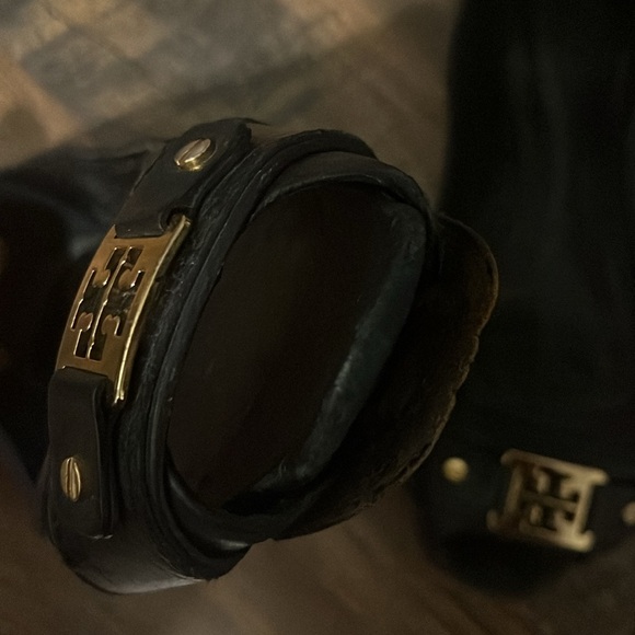 Tory Burch flats. Pre-loved. Okay condition but needs repair - Picture 2 of 2